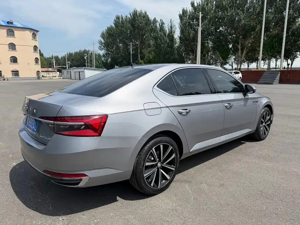 Skoda Superb — фото 8