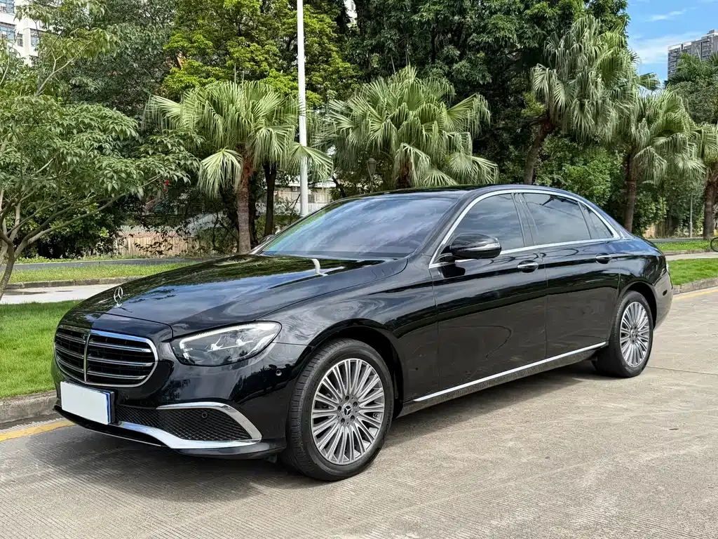Mercedes-Benz E-Class — фото 1