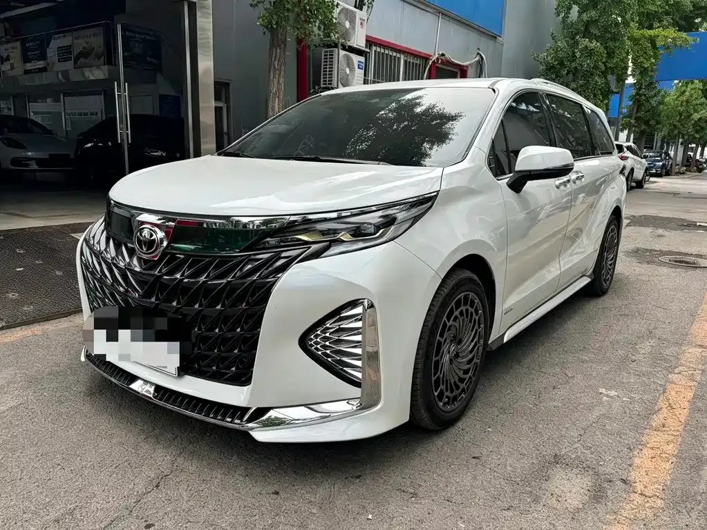 Toyota Granvia — фото 1