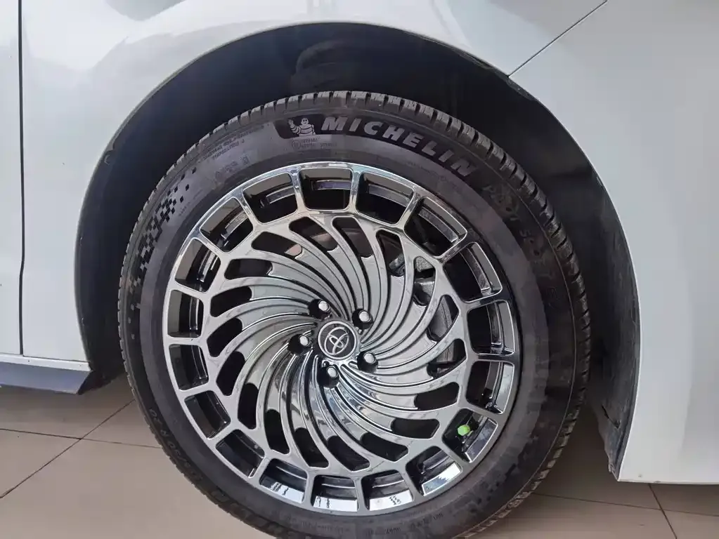 Toyota Granvia — фото 3