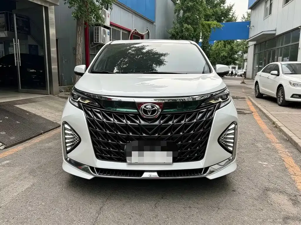 Toyota Granvia — фото 8