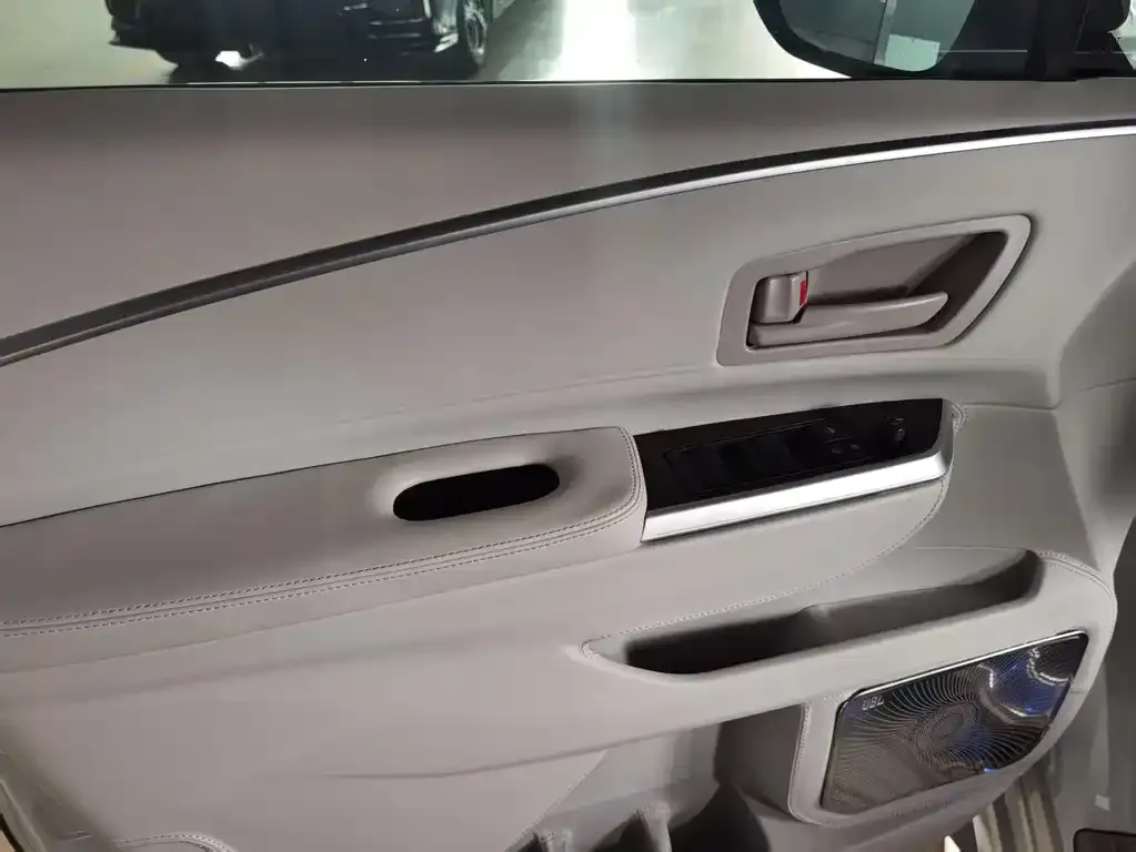 Toyota Granvia — фото 2