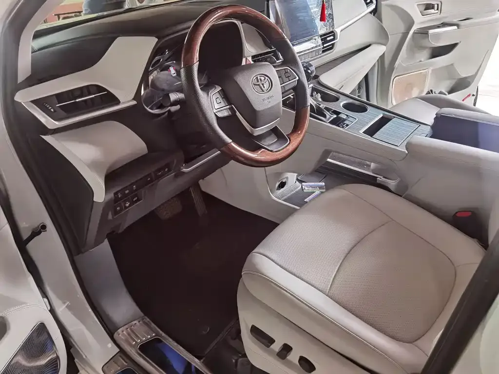 Toyota Granvia — фото 10
