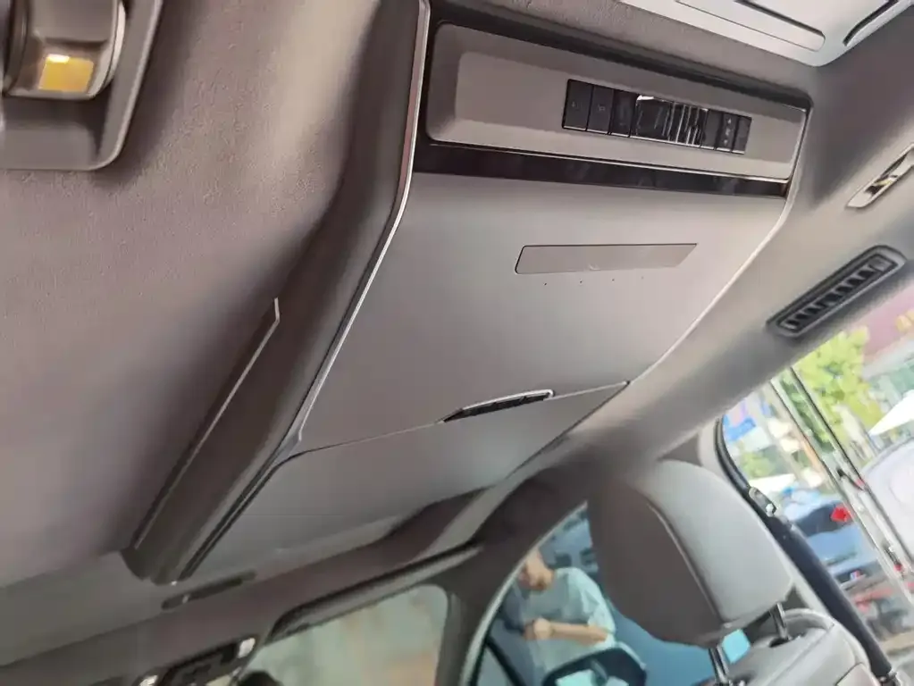 Toyota Granvia — фото 7