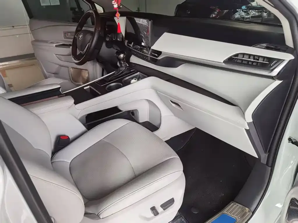 Toyota Granvia — фото 6