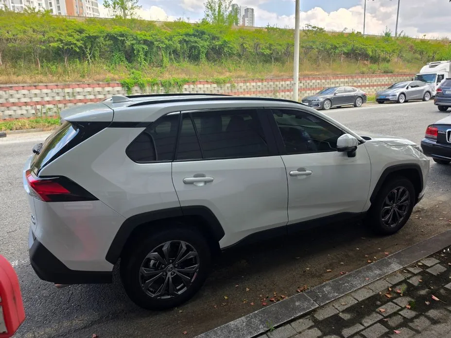 Toyota RAV4 2023 из KR, фото 3