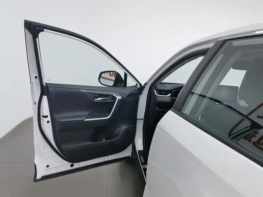 Toyota RAV4 — фото 7