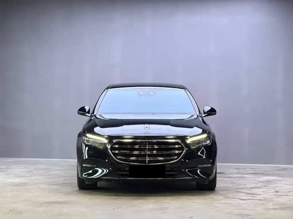 Mercedes-Benz E-Class — фото 1