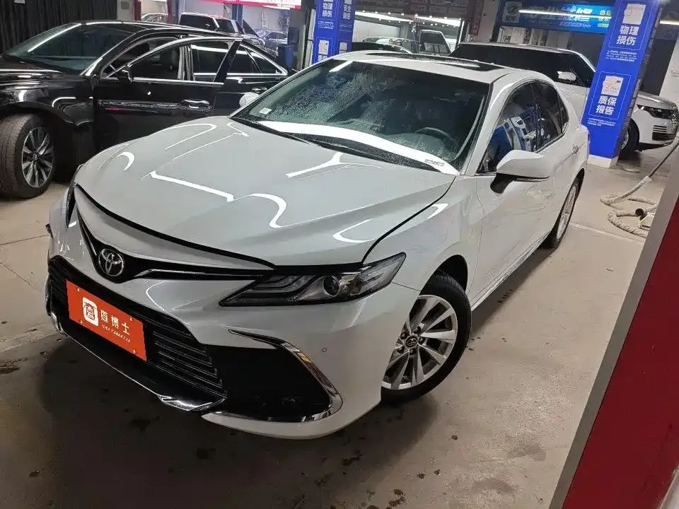 Toyota Camry — фото 1
