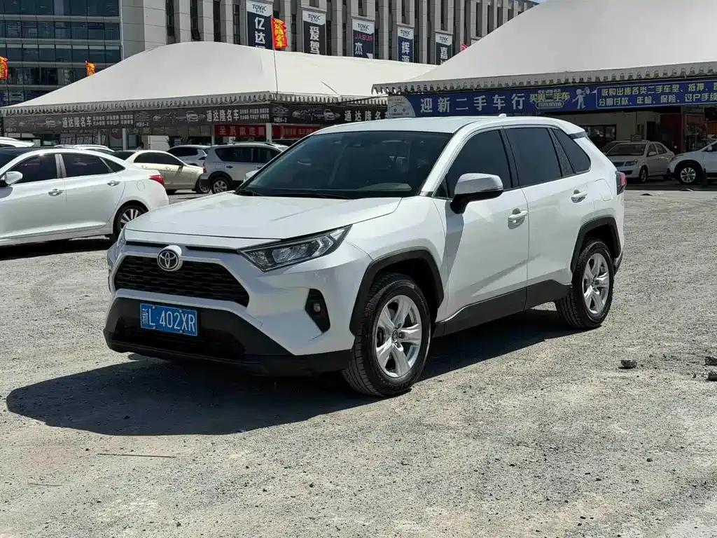 Toyota RAV4 — фото 1