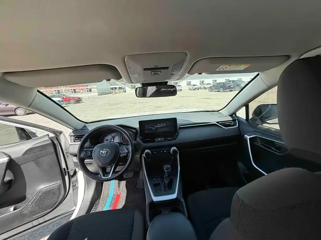 Toyota RAV4 — фото 9