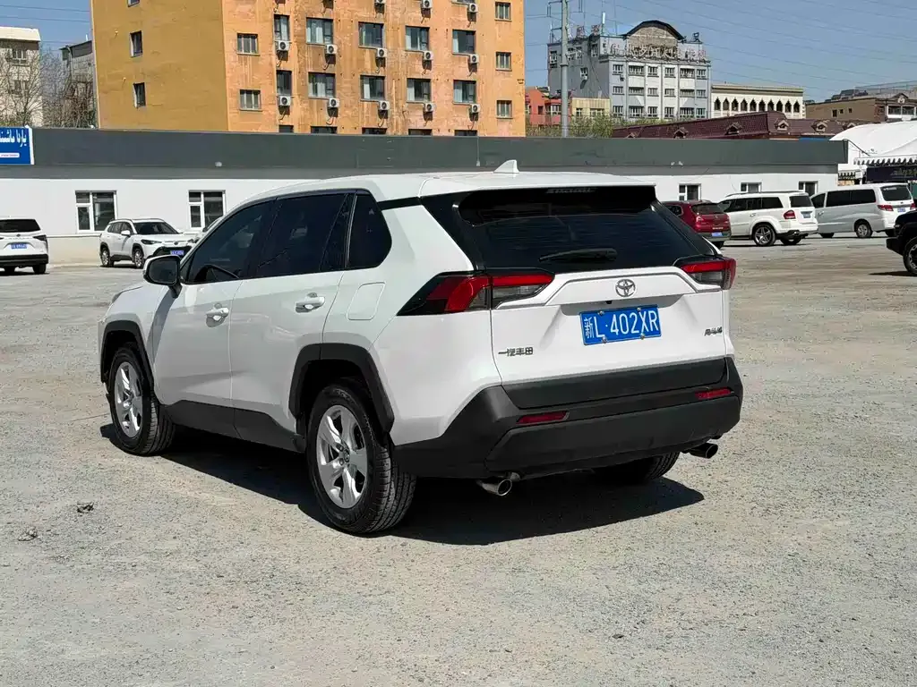 Toyota RAV4 — фото 8