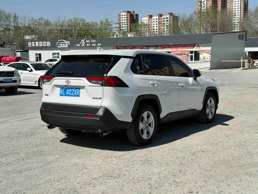 Toyota RAV4 — фото 7