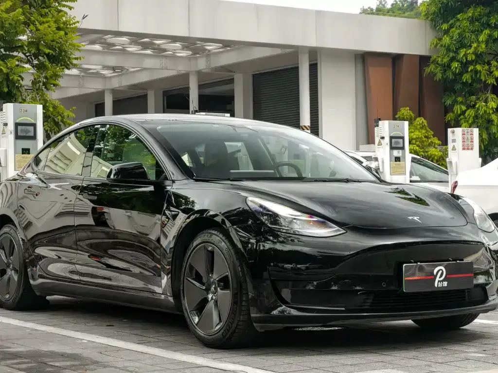 Tesla Model 3 — фото 1