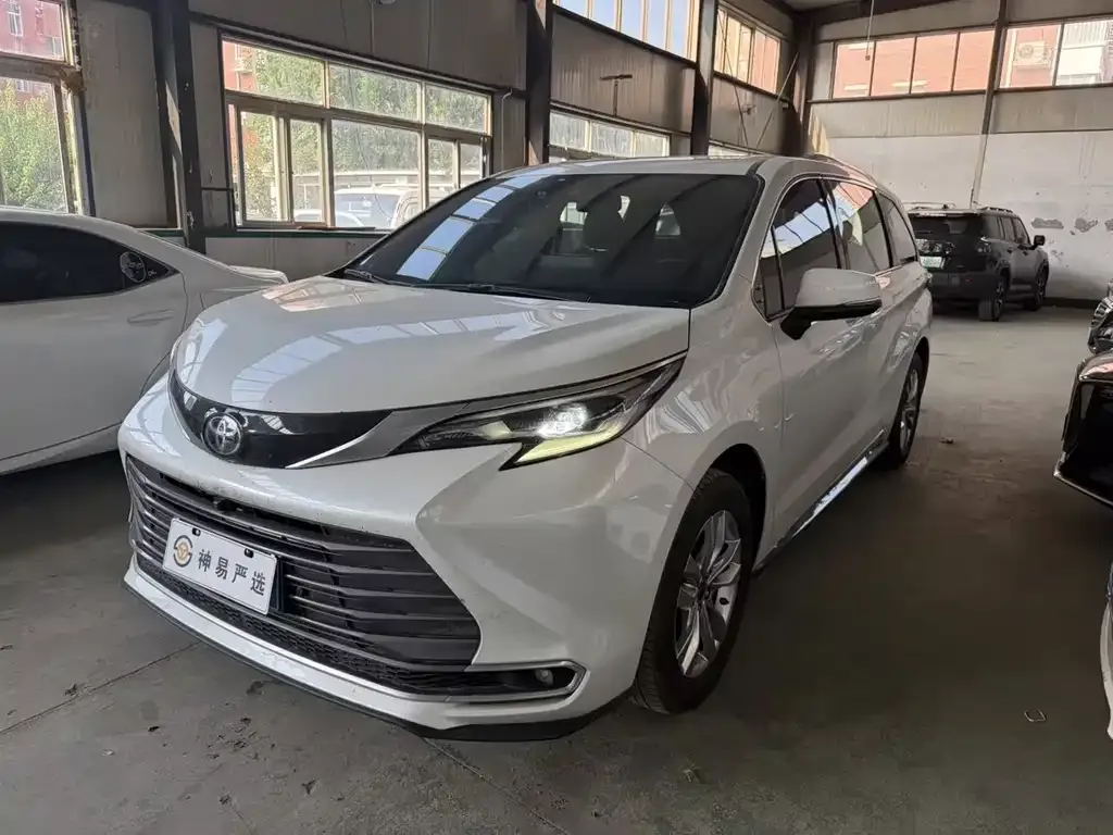 Toyota Sienna — фото 1