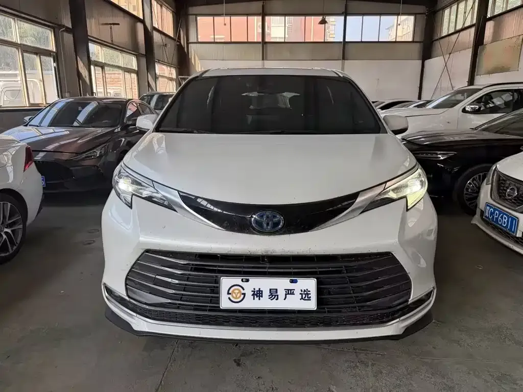 Toyota Sienna — фото 5