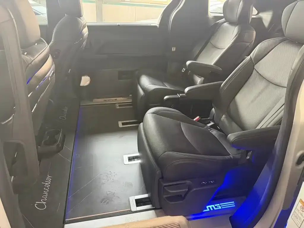 Toyota Sienna — фото 4