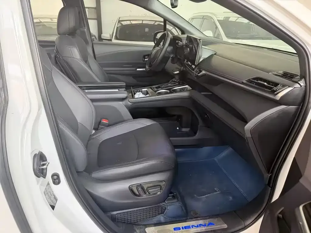 Toyota Sienna — фото 9