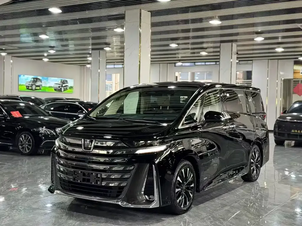 Toyota Vellfire — фото 1