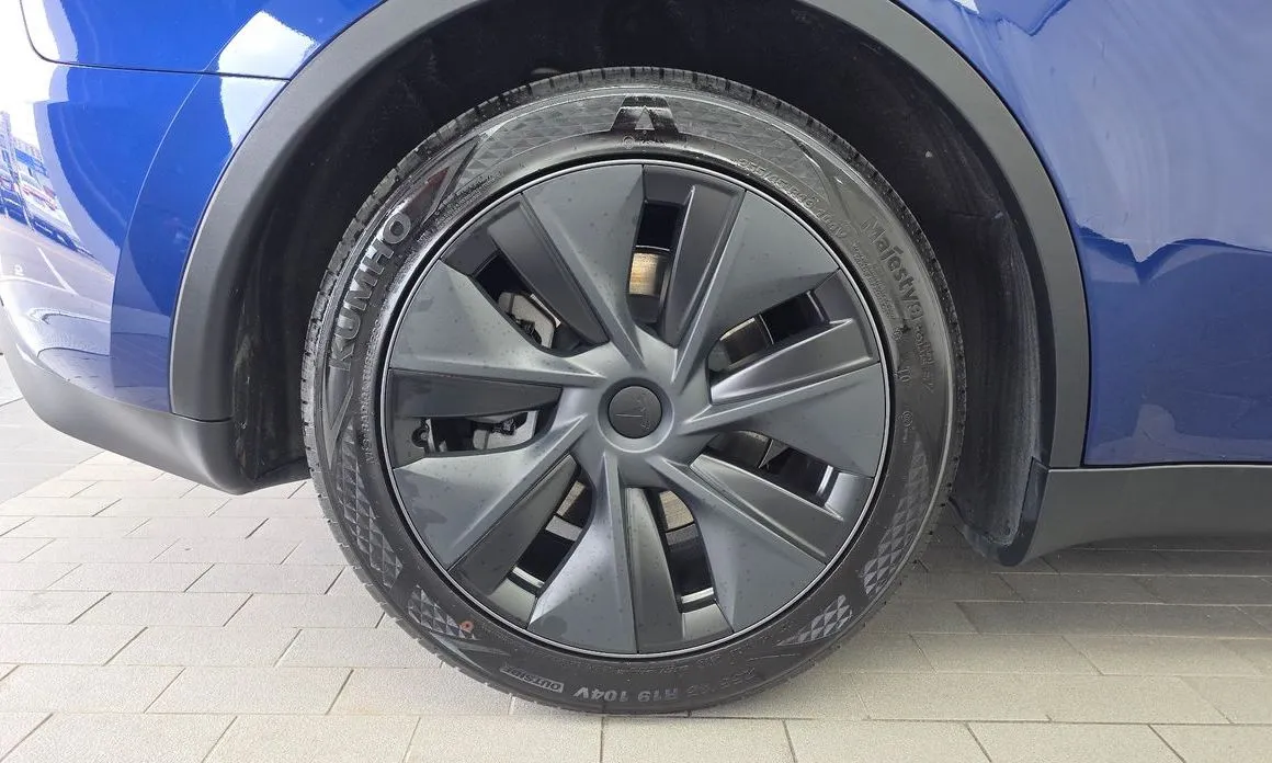 Tesla Model Y — фото 9