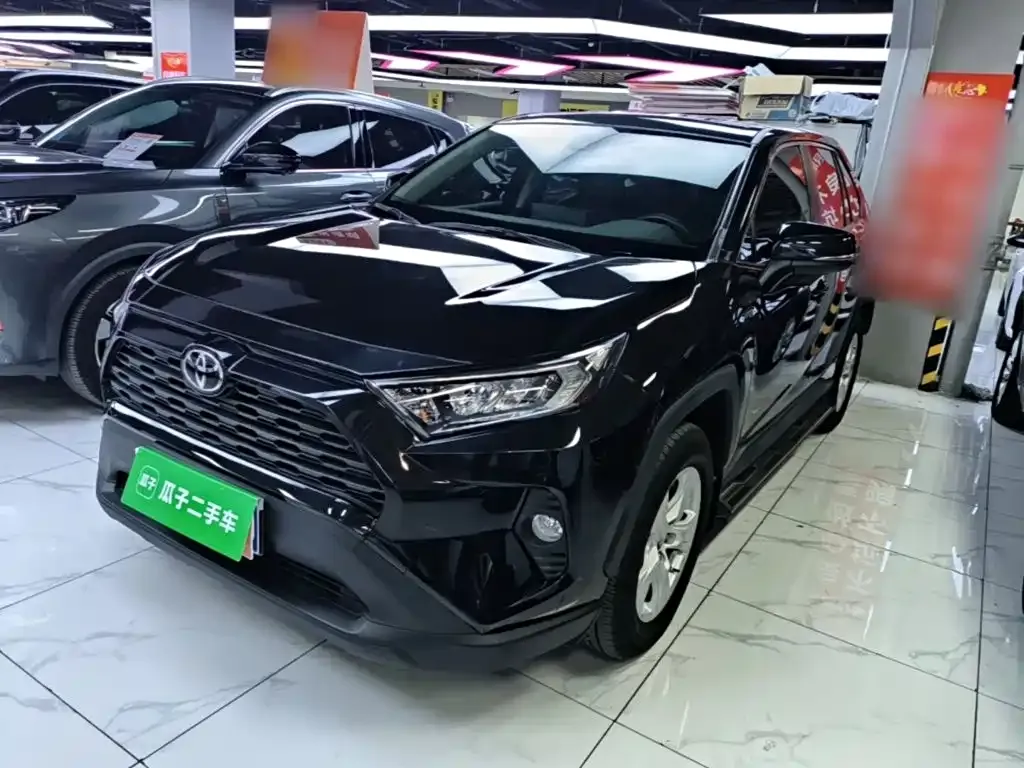 Toyota RAV4 — фото 1