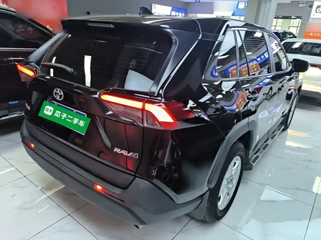 Toyota RAV4 — фото 5