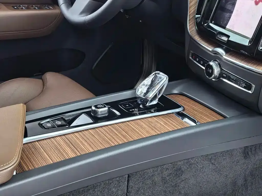 Volvo XC60 — фото 9