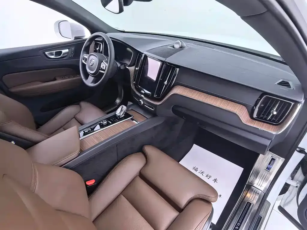 Volvo XC60 — фото 10