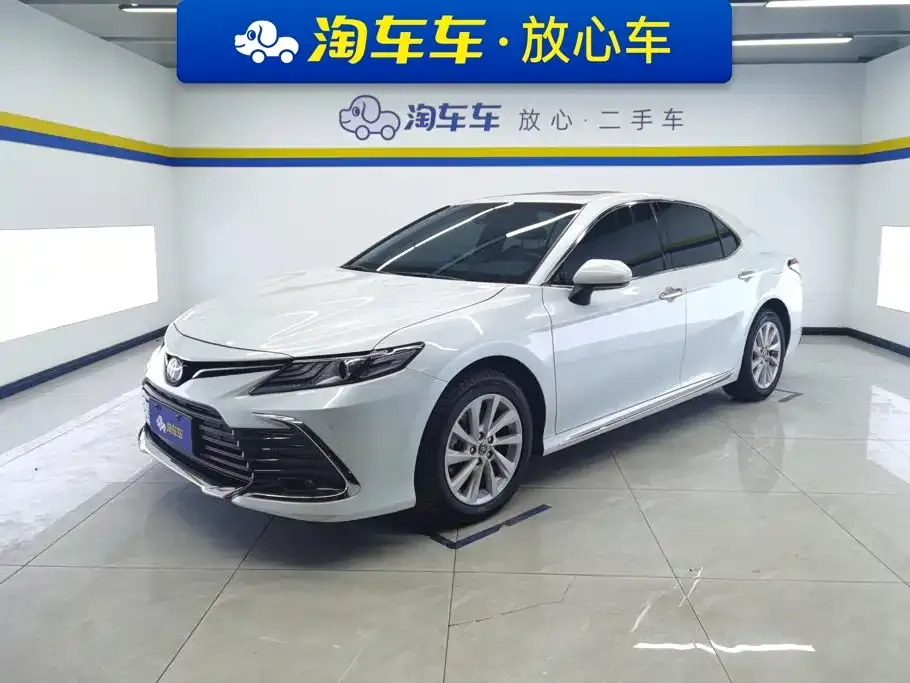 Toyota Camry — фото 1