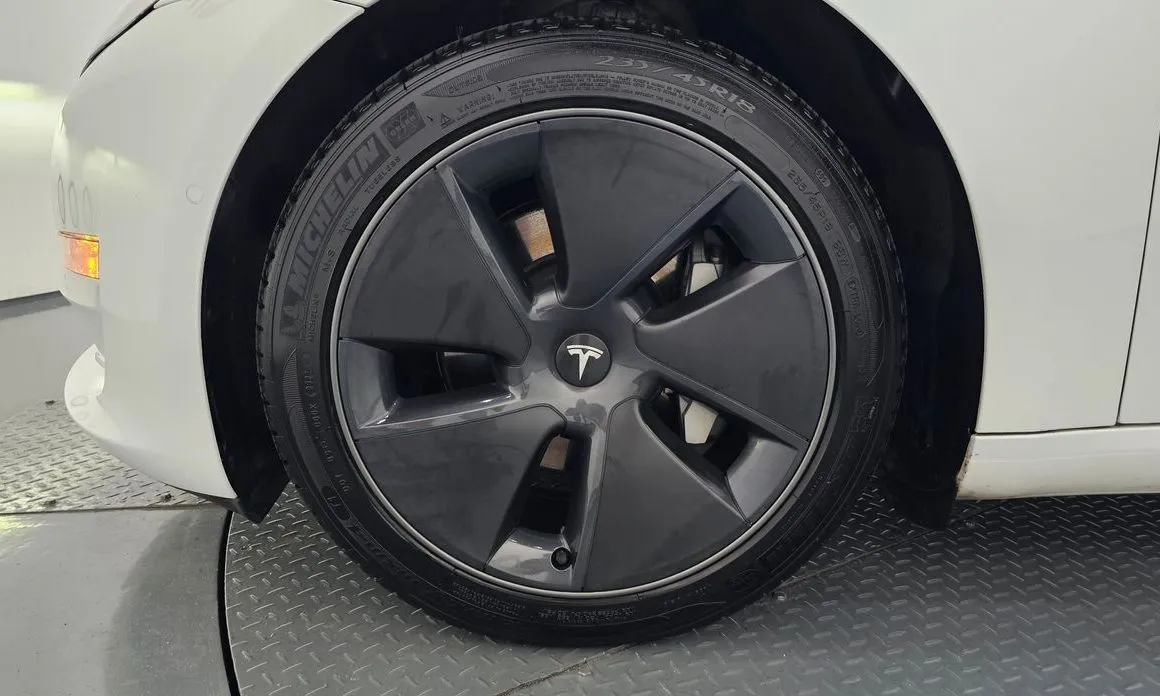 Tesla Model 3 — фото 9