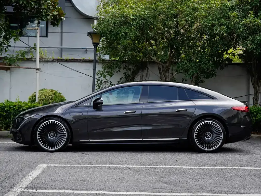 Mercedes-Benz EQS AMG — фото 9