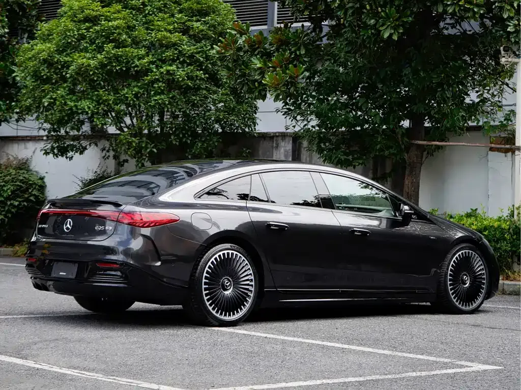 Mercedes-Benz EQS AMG — фото 10