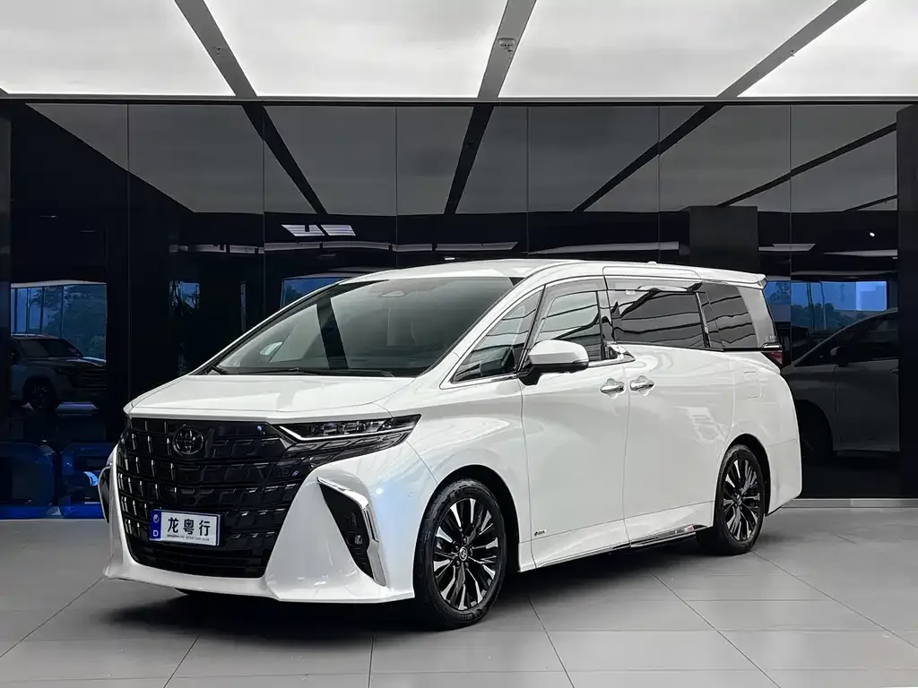 Toyota Alphard — фото 1