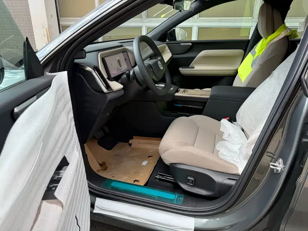 Volvo XC70 Plug-in Hybrid 2025 из CN, фото 2
