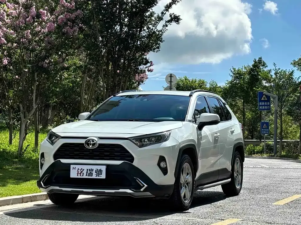 Toyota RAV4 — фото 1