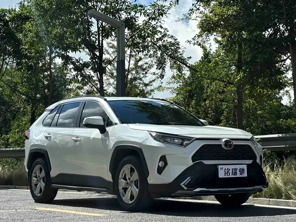 Toyota RAV4 — фото 9