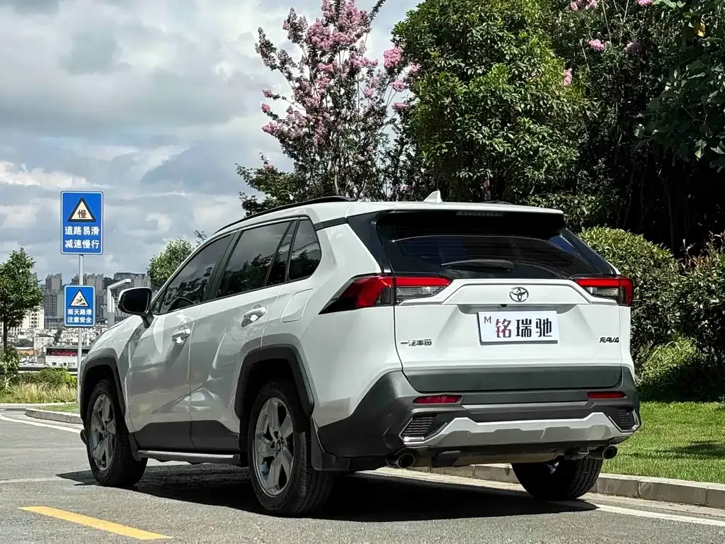Toyota RAV4 — фото 8