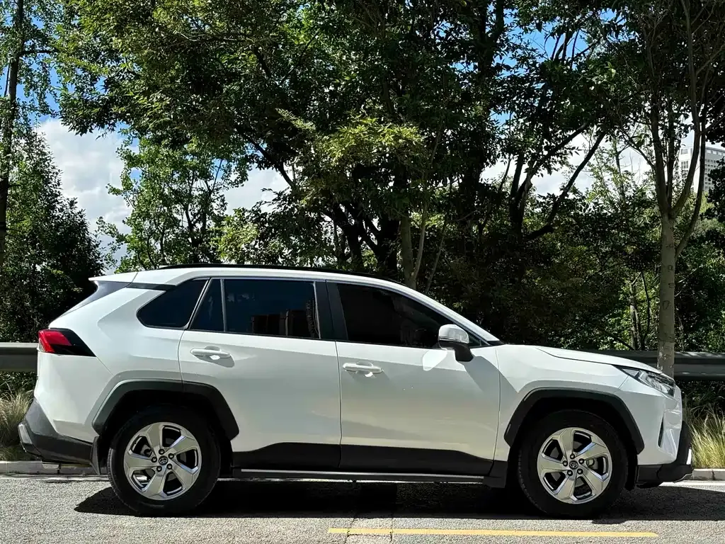 Toyota RAV4 — фото 6