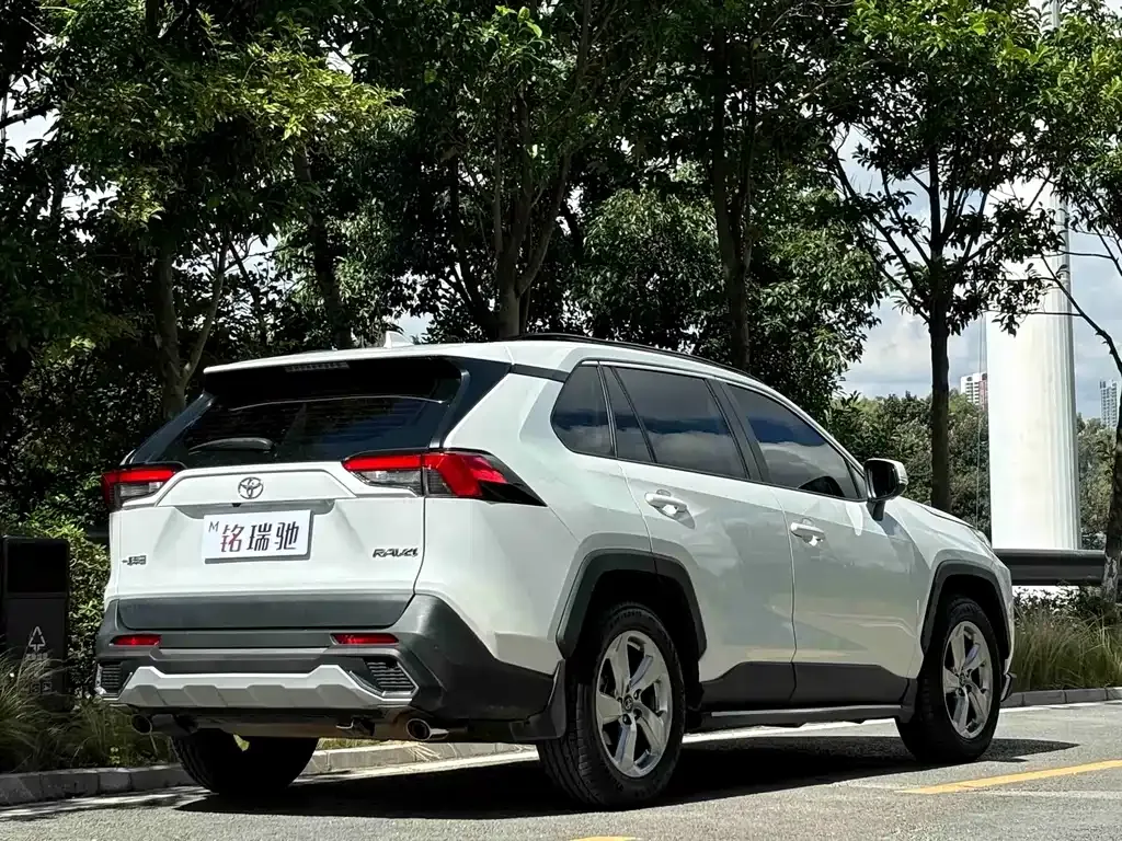 Toyota RAV4 — фото 7