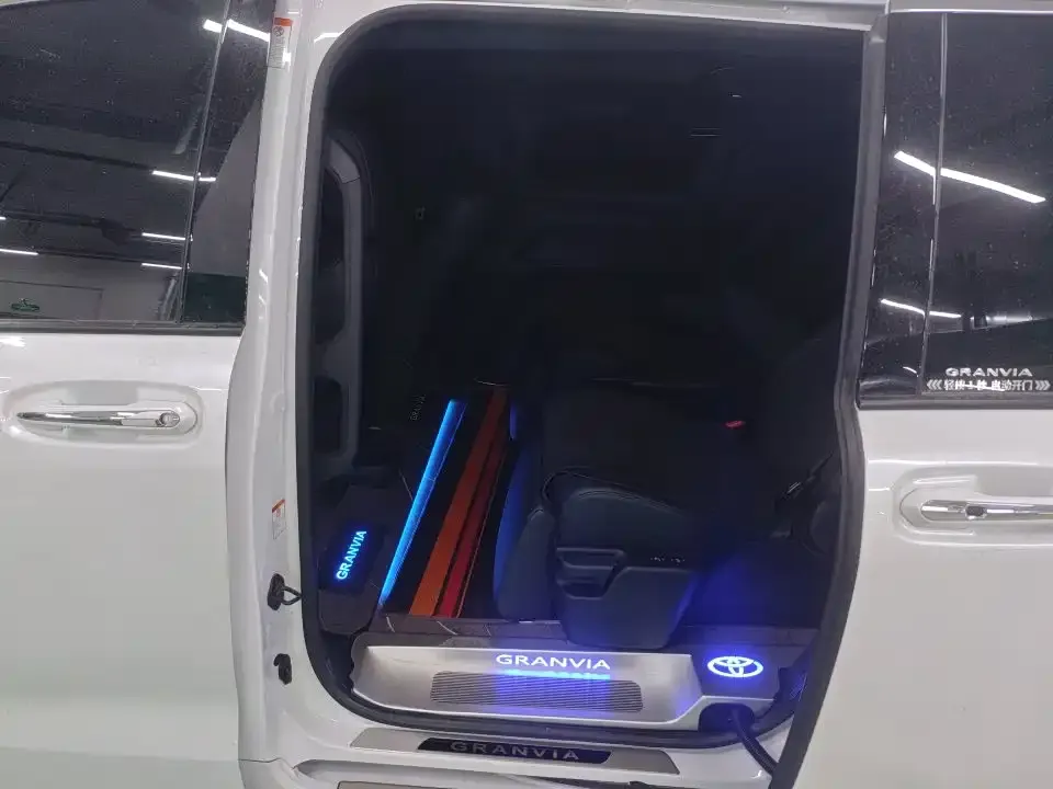 Toyota Granvia — фото 3