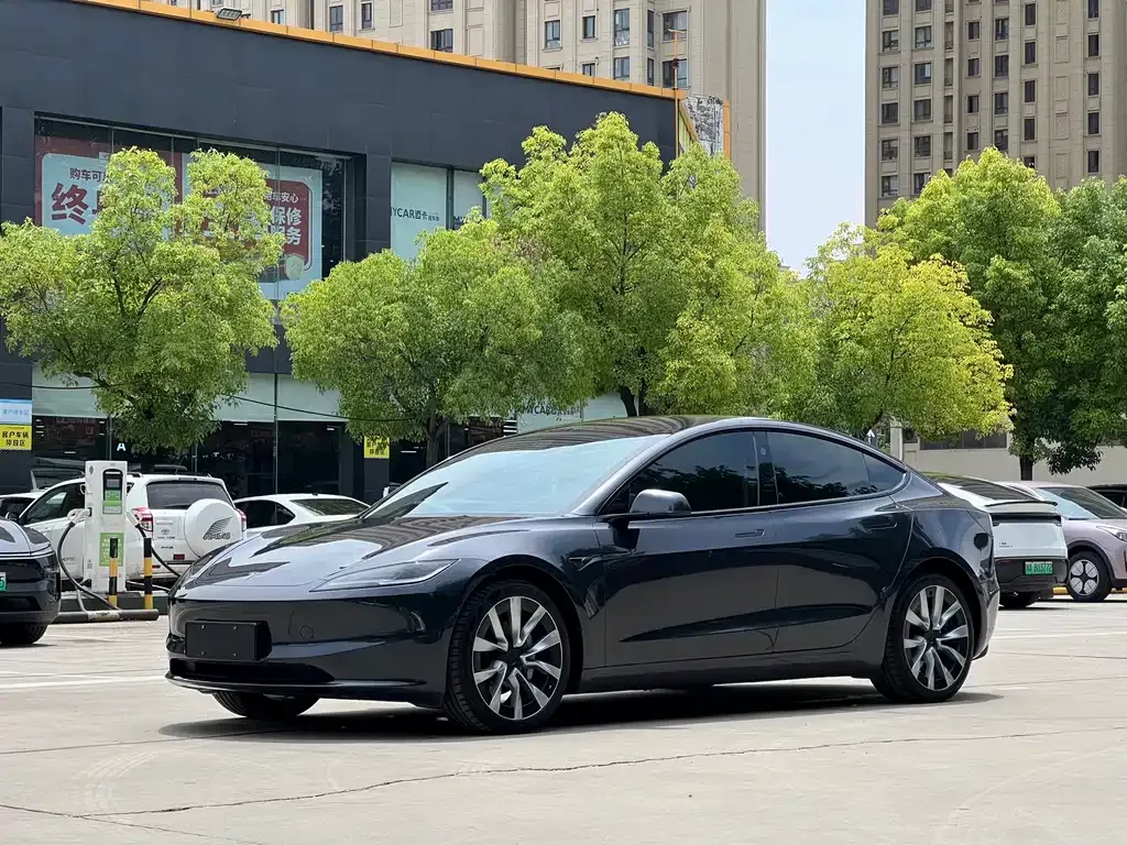 Tesla Model 3 — фото 1