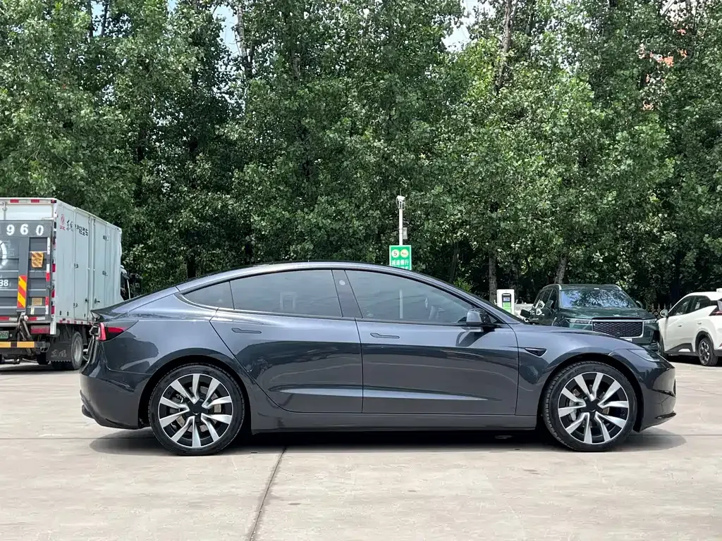 Tesla Model 3 — фото 10