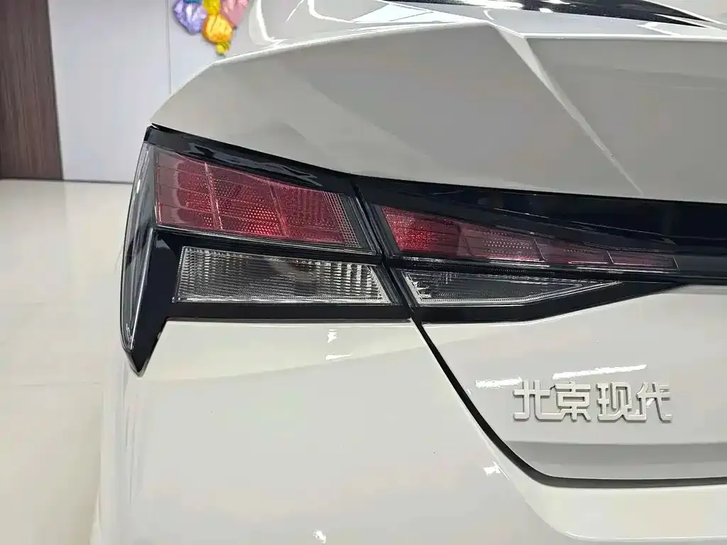 Hyundai Elantra — фото 7