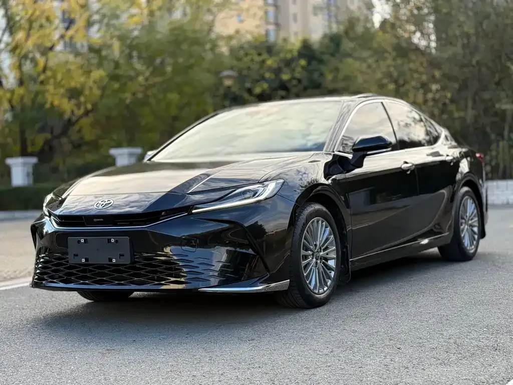 Toyota Camry — фото 1