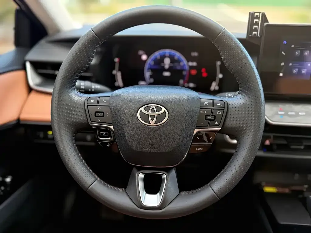 Toyota Camry — фото 10