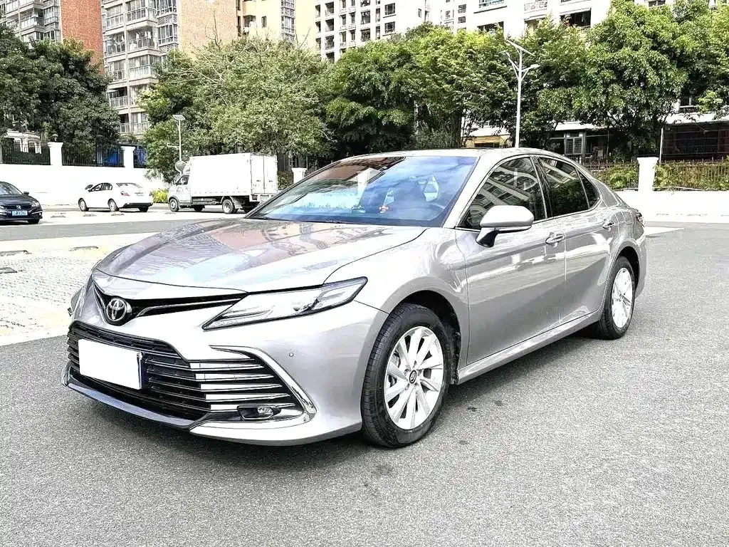 Toyota Camry — фото 1