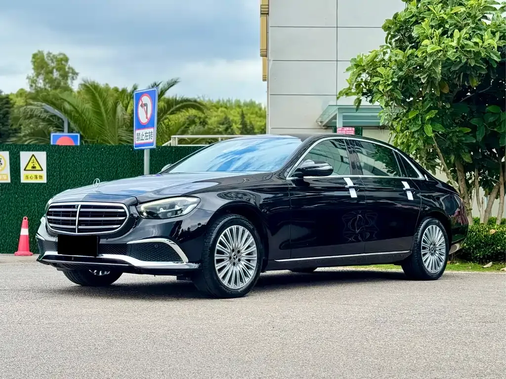 Mercedes-Benz E-Class — фото 1