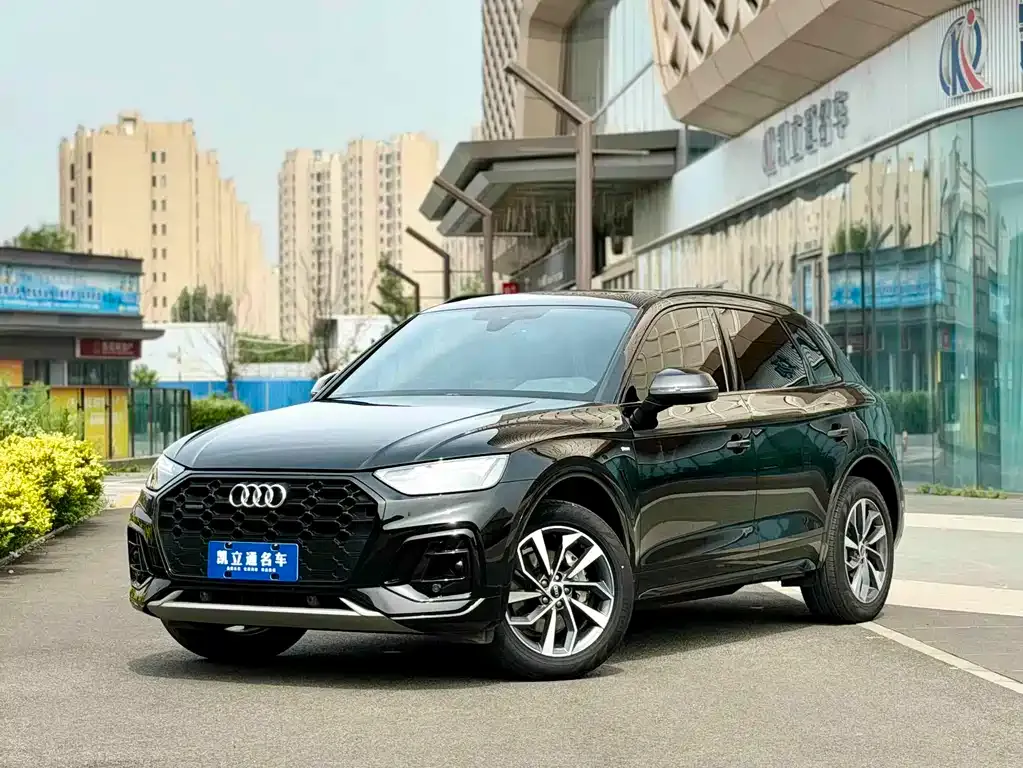 Audi Q5L — фото 1