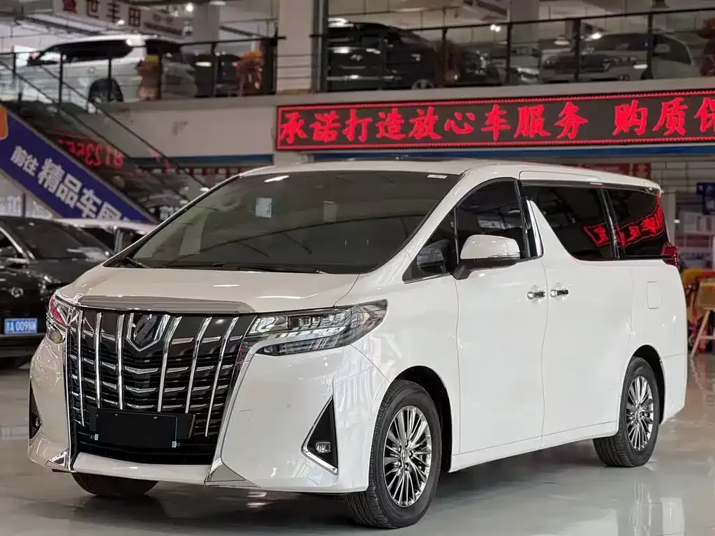 Toyota Alphard — фото 1
