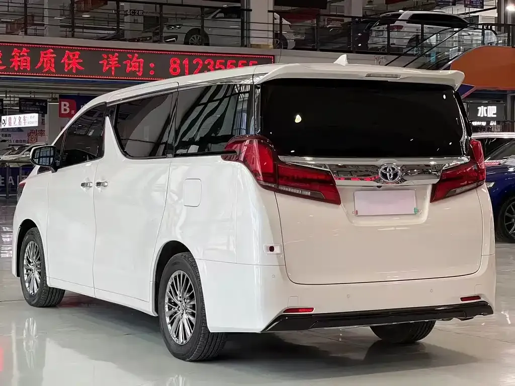 Toyota Alphard — фото 5